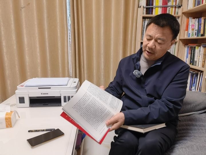 王计兵展示阅读书籍