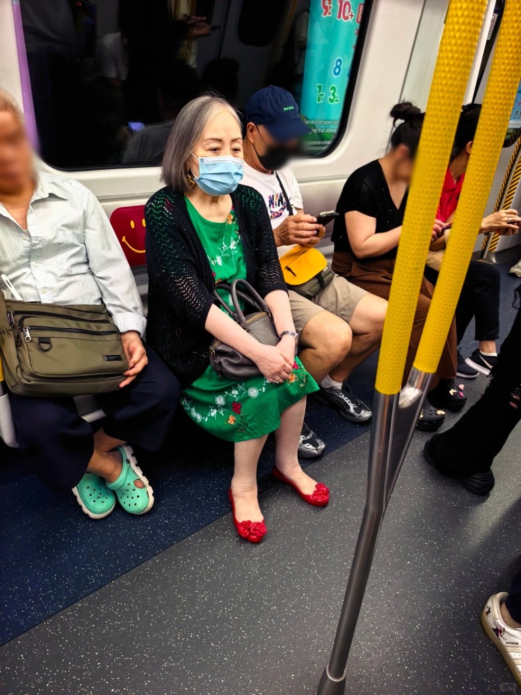 卢宛茵戴墨镜搭乘港铁