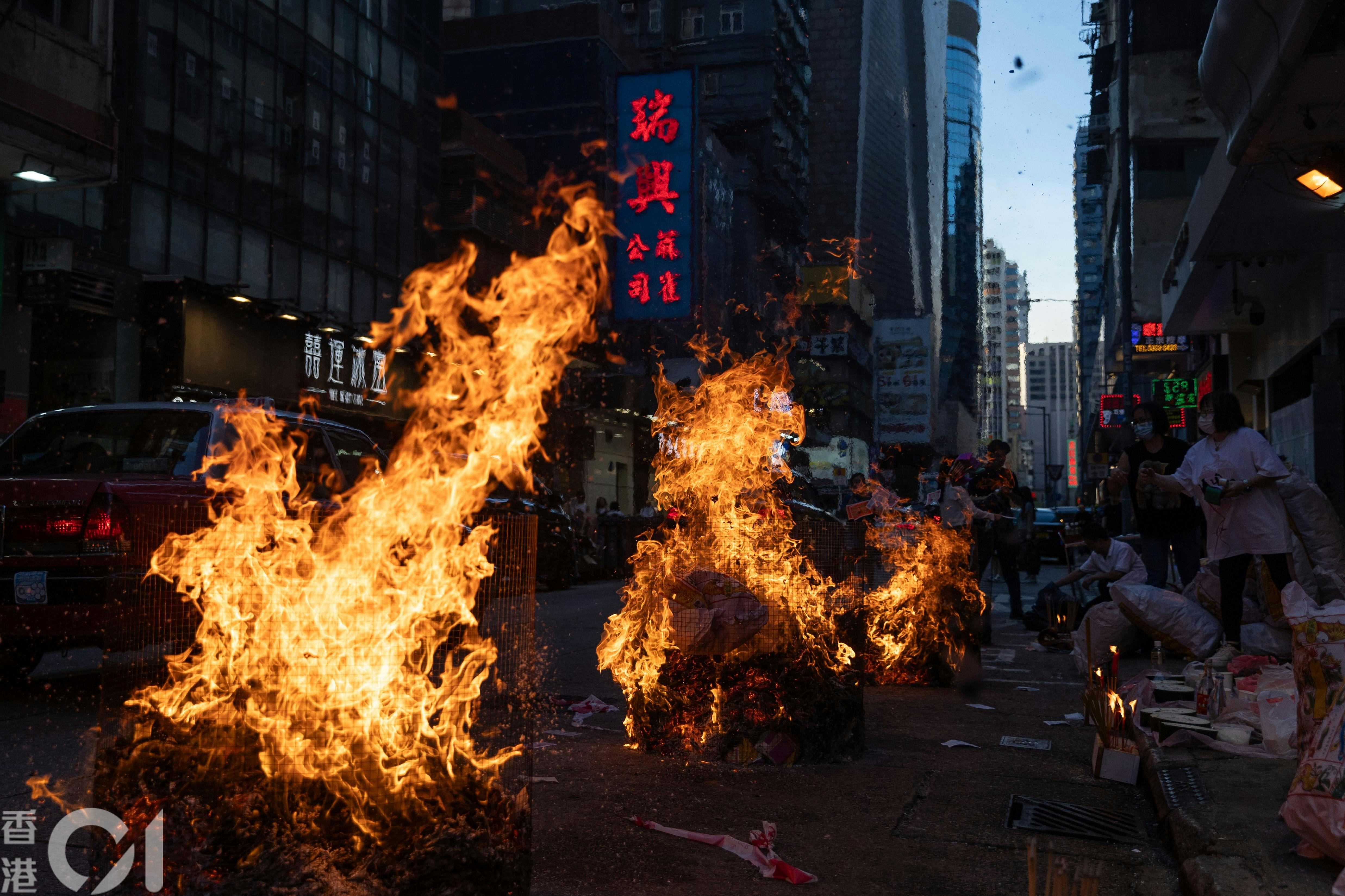 高动态范围摄影捕捉的街头焚衣场景