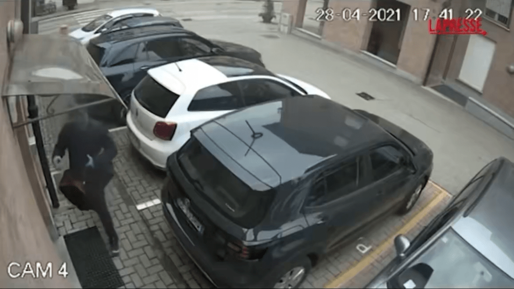 劫匪从珠宝店入口离开