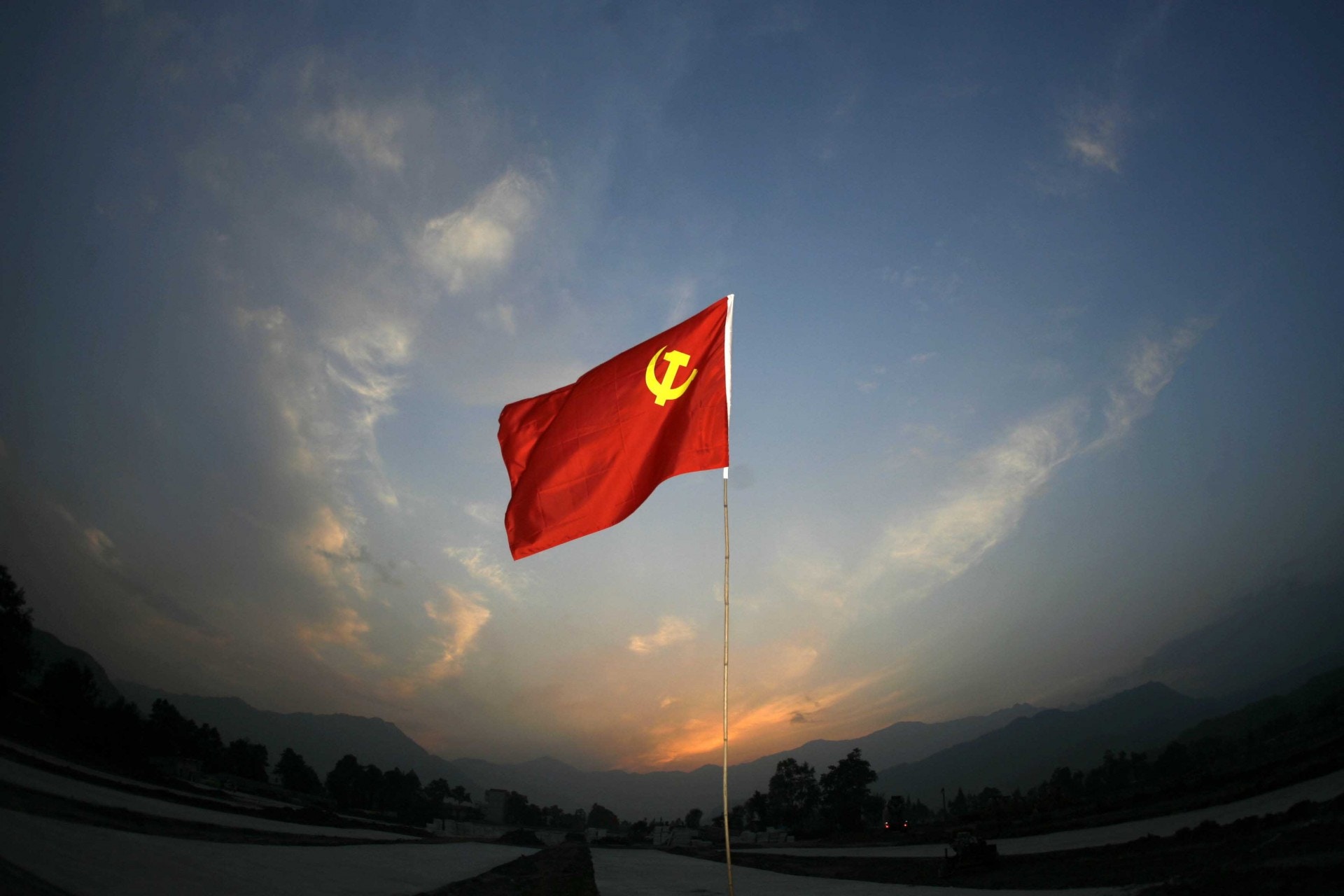中共中央政治局会议强调反对特权思想和官僚主义