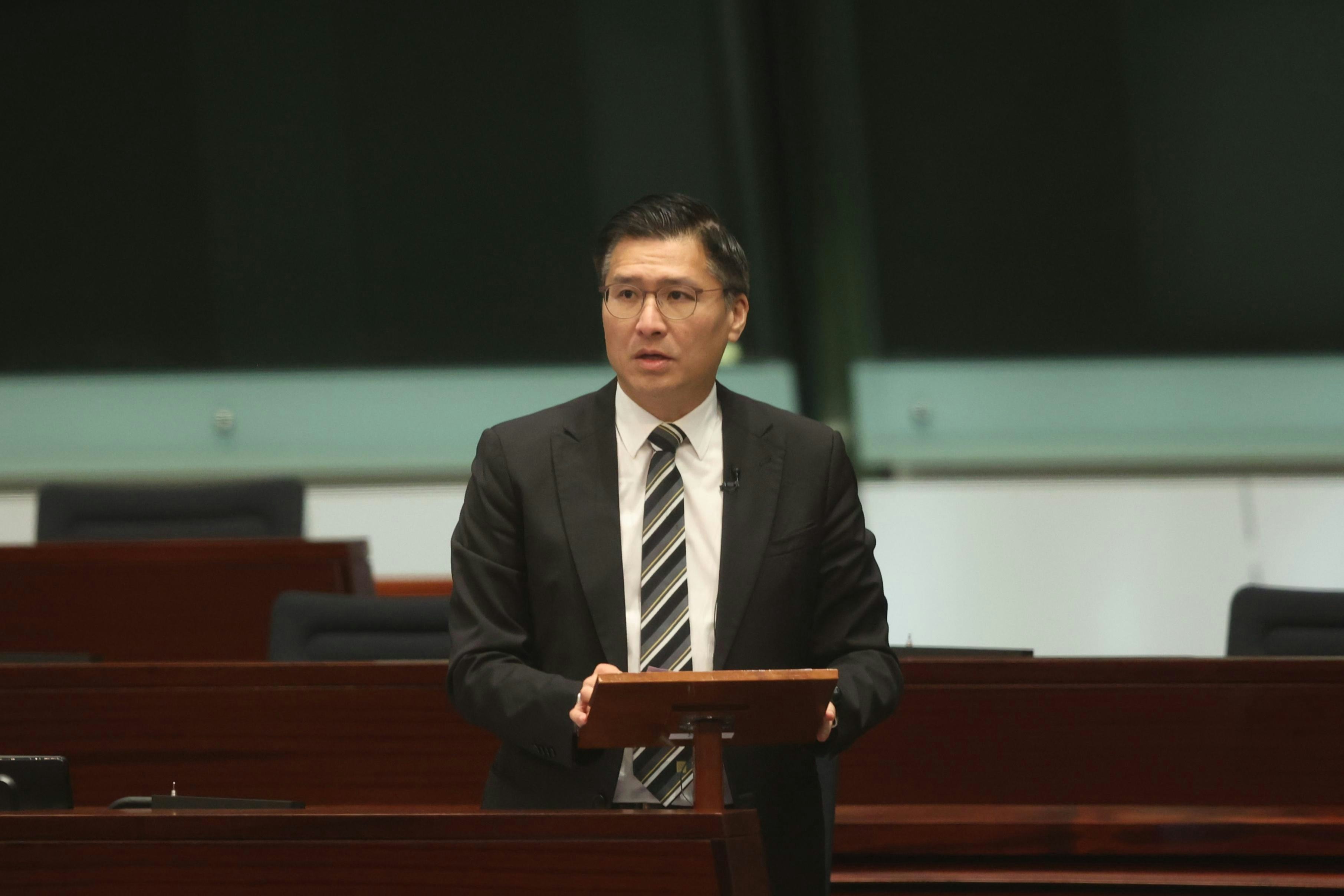 立法会会议上，科技创新界议员邱达根就青少年社交媒体使用问题提出质询