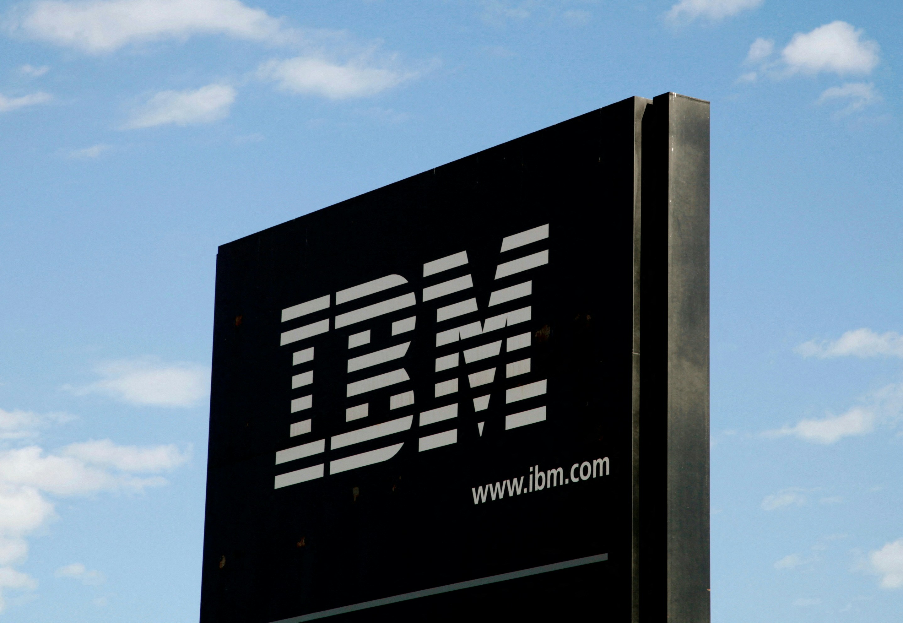 IBM致投资者信坦承四大经营挑战｜股价单日暴跌25% 市值蒸发700亿美元