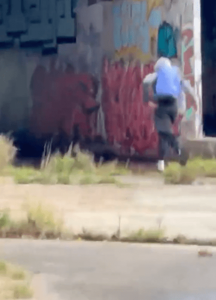 袭击者钻入隧道逃跑