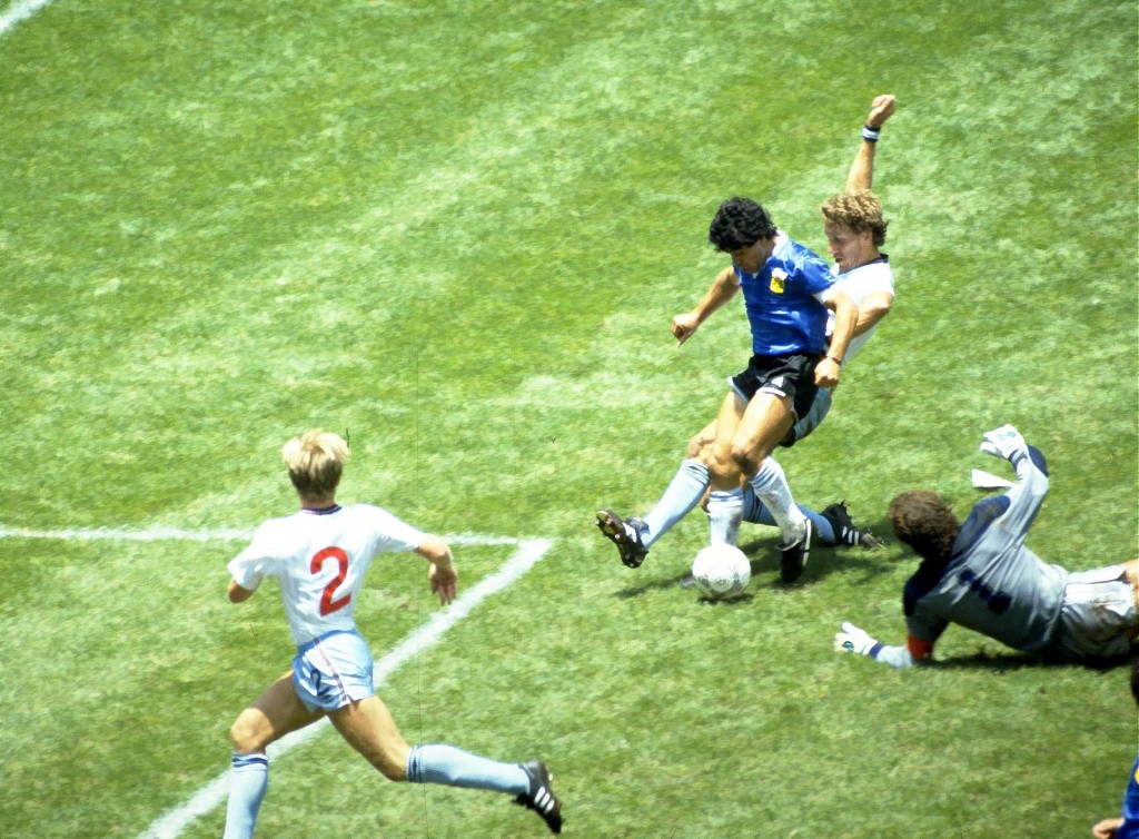 马勒当拿1986年连过五人进球瞬间