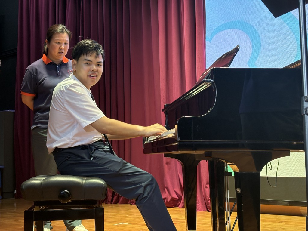 陈家浩同学近年培养音乐兴趣，校方安排老师教授钢琴及长笛，协助他透过艺术建立自信、抒发情感。