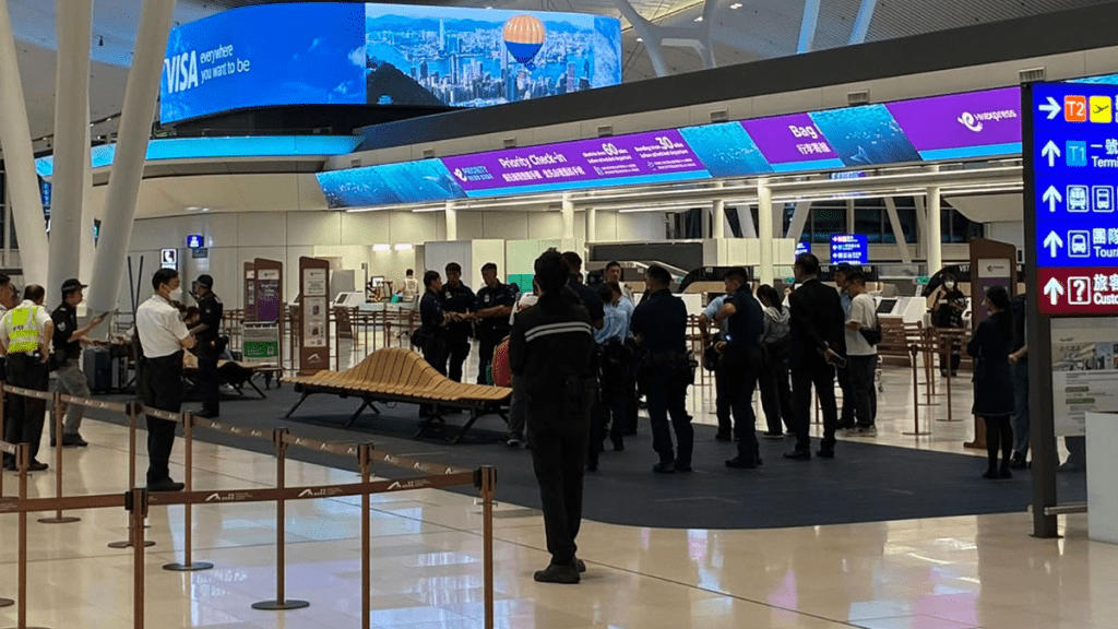 美籍男子谎称行李有炸弹阻航班起飞 香港机场查获电枪等违禁品被捕