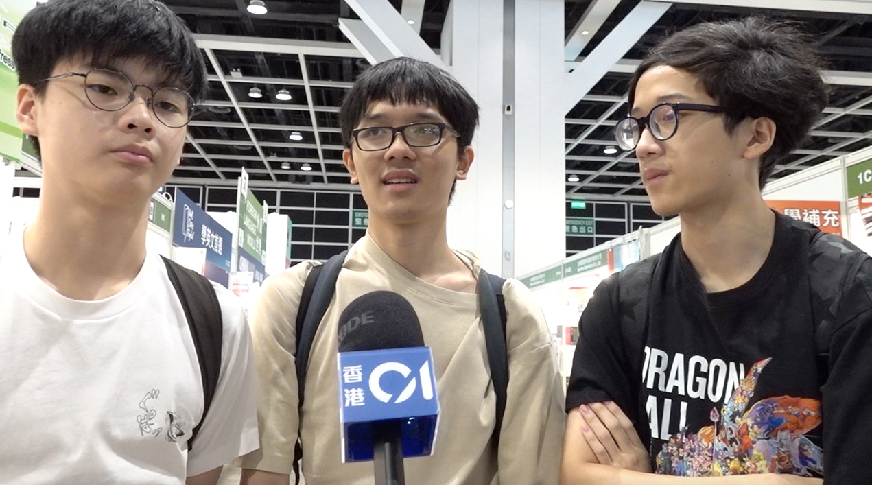 三位中四学生正在选购补充练习