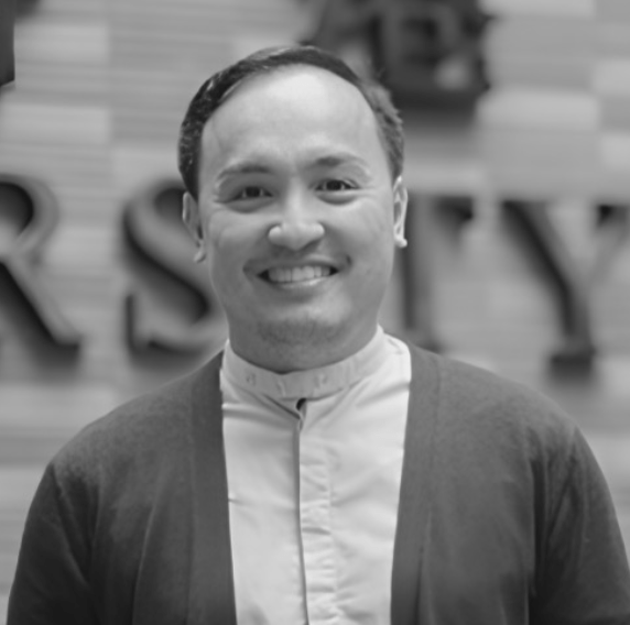 Michael Manio在港大实验室指导学生的场景