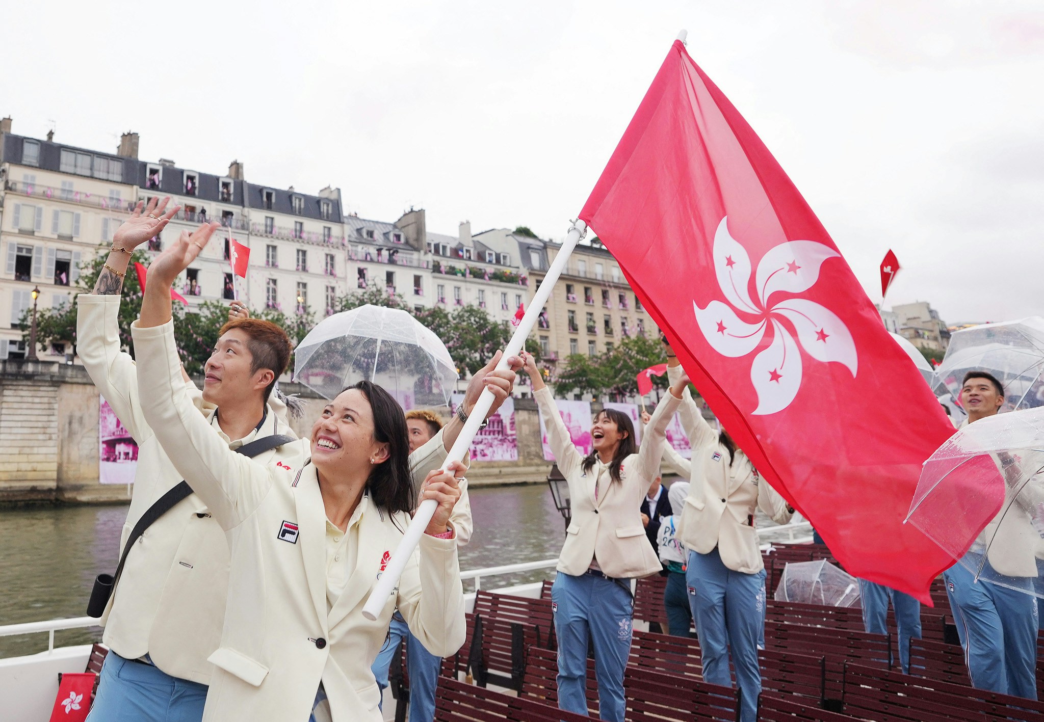 7月26日，巴黎奥运会开幕，香港运动员乘船进场，今届由张家朗及何诗蓓担任旗手。（Lui Siu Wai／联合采访 via 路透社）
