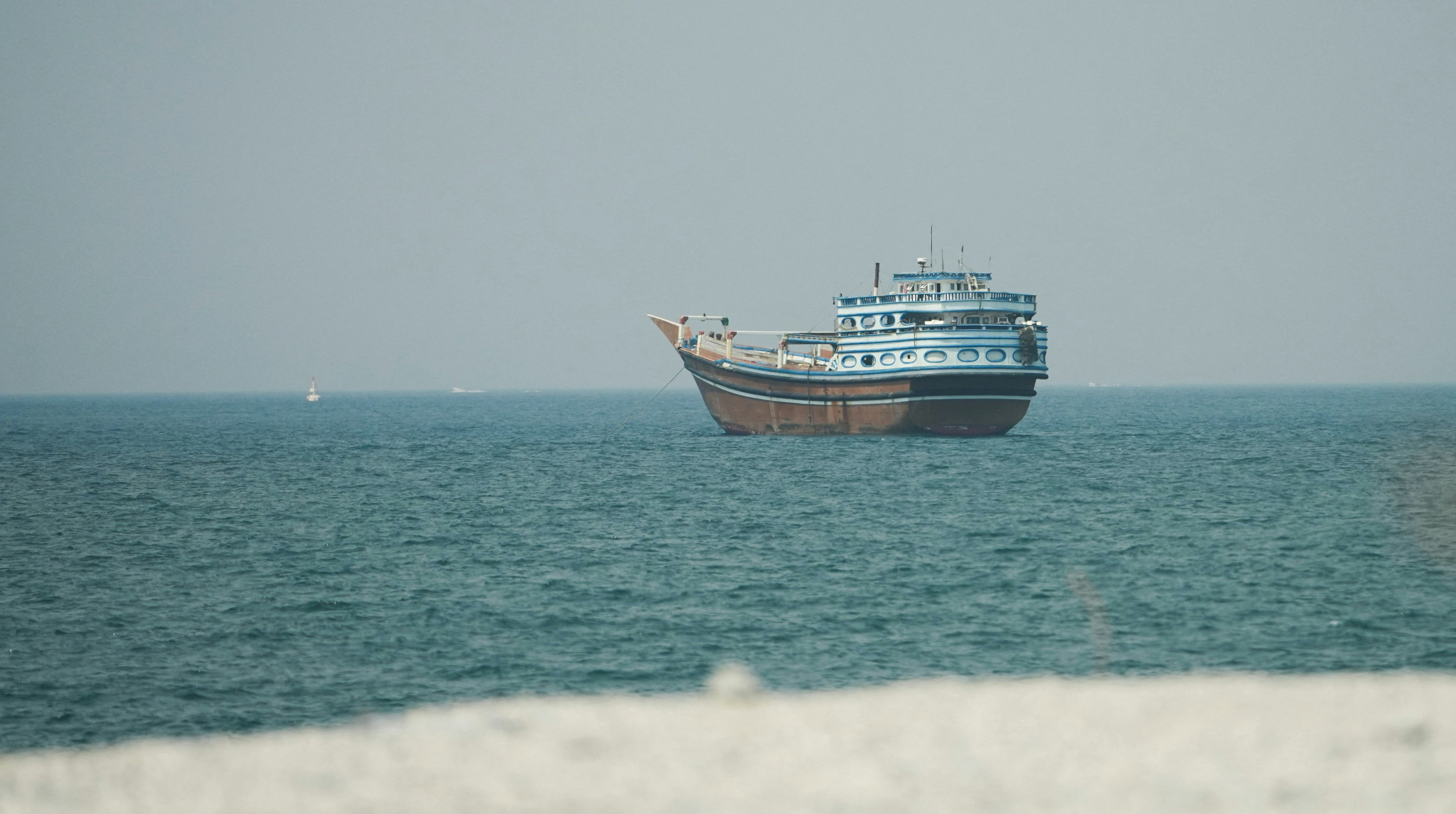 2026年7月13日，从阿曼穆桑代姆（Musandam）远眺霍尔木兹海峡上的一艘船只。（Reuters）