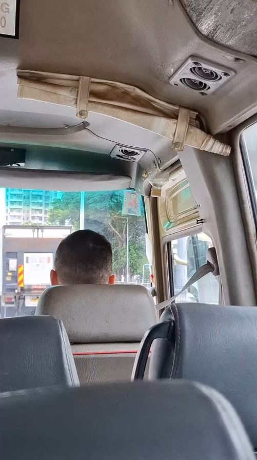有女生近日乘搭小巴时，见到司机位头顶、冷气机出风口旁，摆放了1个切开的水樽头，并装有清水。（Threads@loveyinghung）