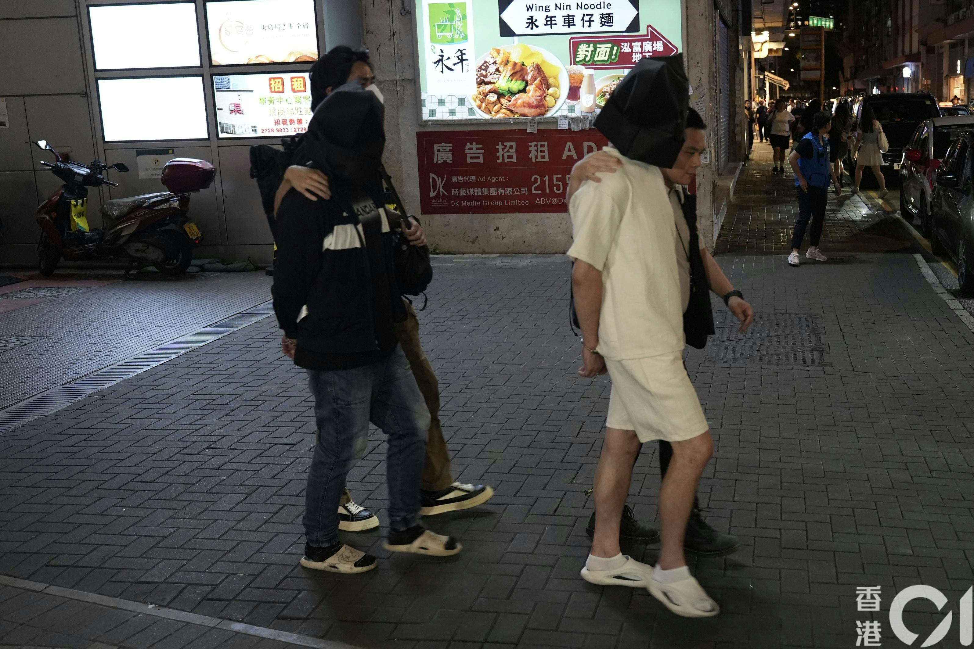 警方派出探员乔装成受害人与骗徒接触，突击搜查涉事虚假投资公司，及多个嫌疑人住所，拘捕9人。（左朗星摄）