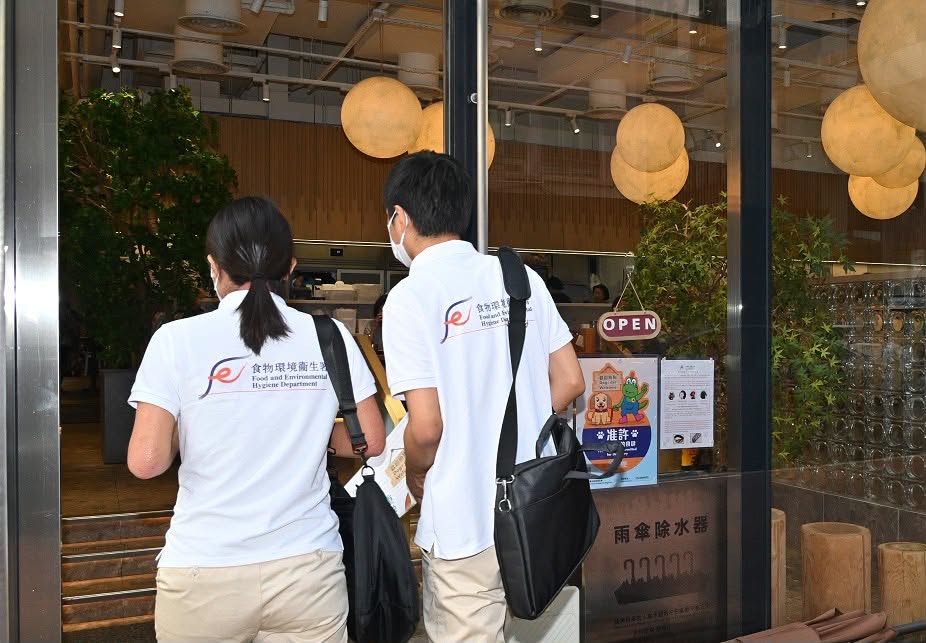 食环署人员向食肆员工讲解犬只入内规定
