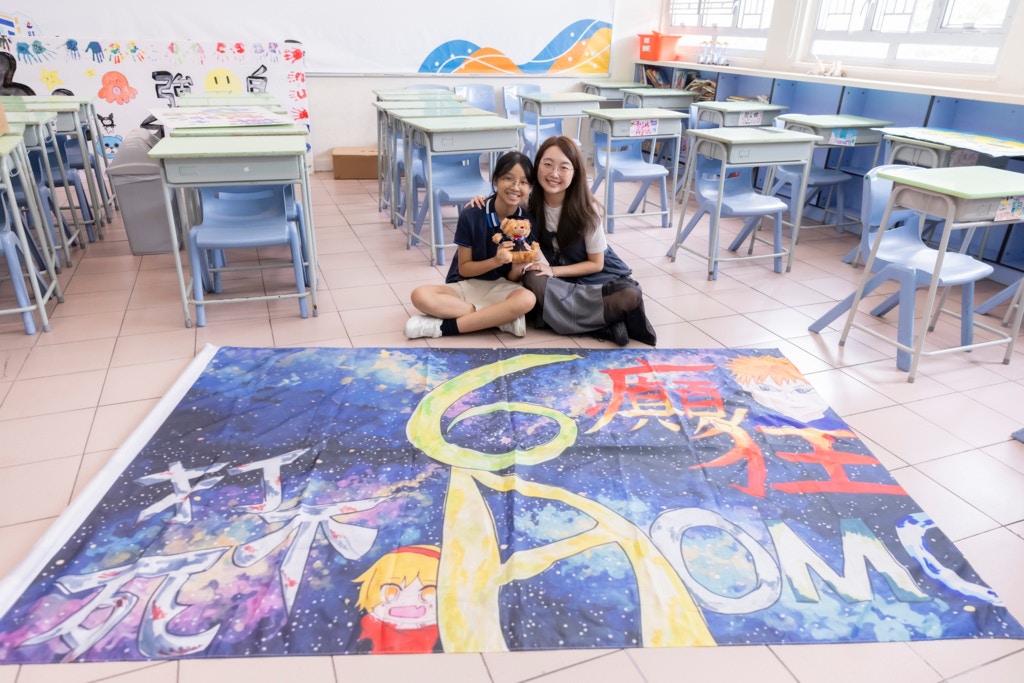 学生自制超大型班旗为同学打气