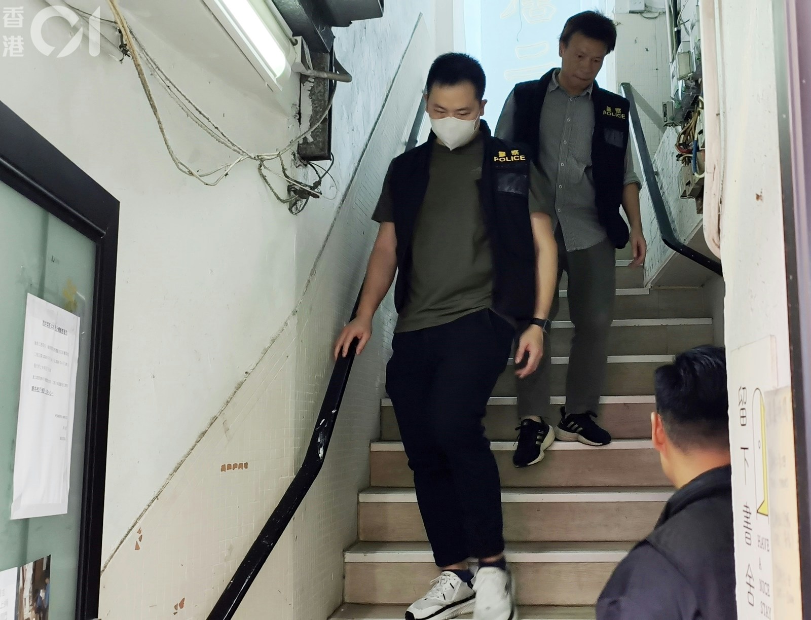 便装警员在留下书舍外部署调查