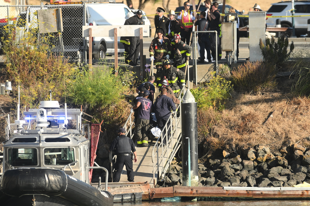 海岸警卫队调查人员在现场