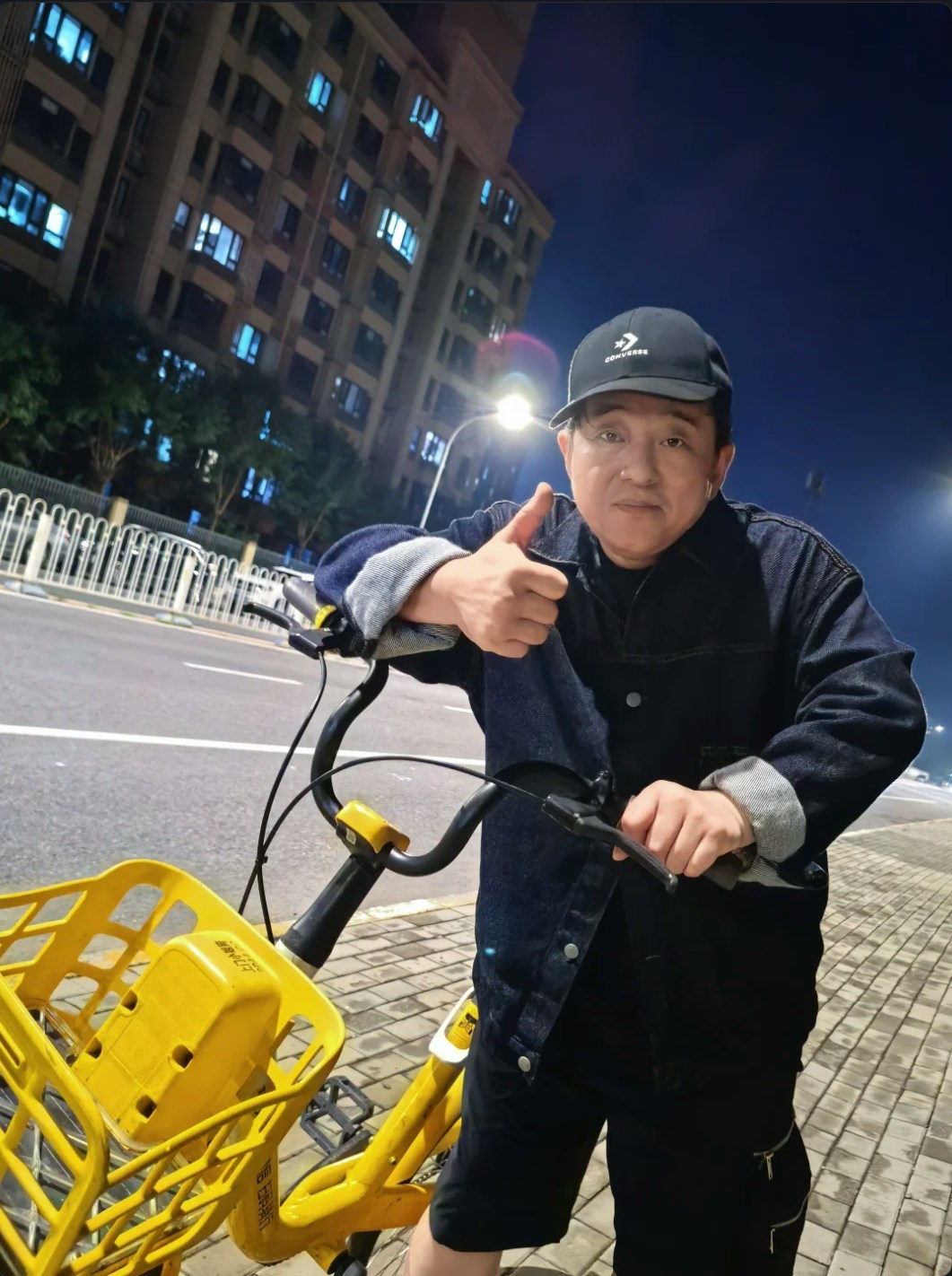 因吕方与网约车司机口角,向后“掰”(读音:bye)这个字不但成为最新潮语,就连吕方本人日前踩单车时都拍片自抽。