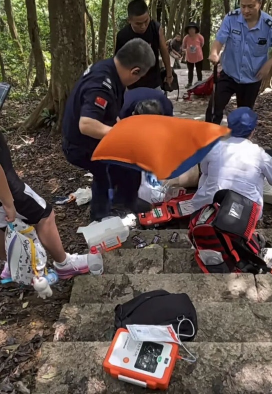 救援人员在梧桐山对晕倒游客实施急救