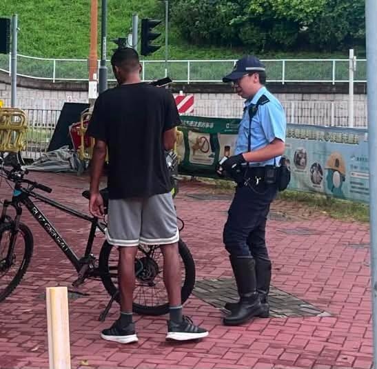 屯门警区执法人员查获非法电动移动工具现场