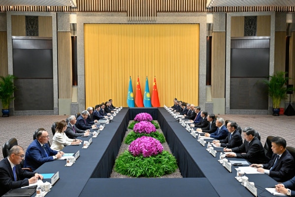 习近平与哈萨克总统托卡耶夫举行会谈