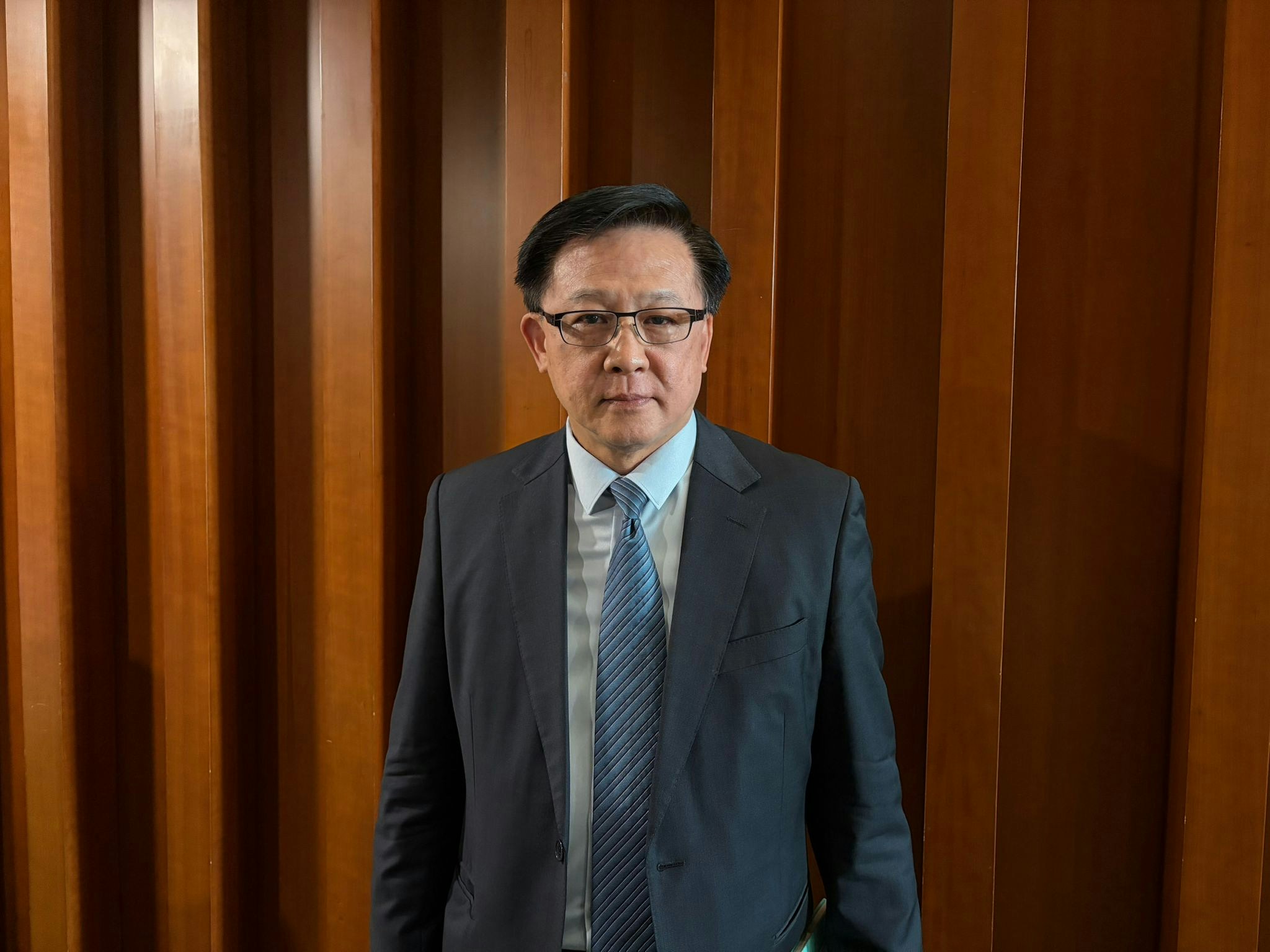 何君尧指香港邮政亏损8亿　建议外判90%服务并转型的士车队