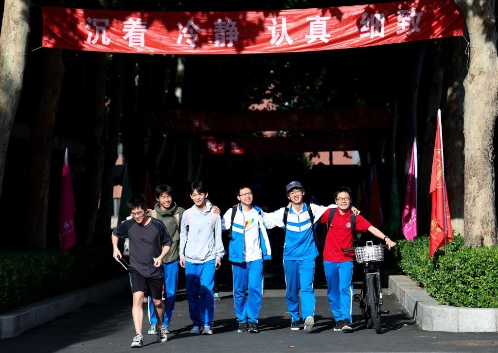 2026年高考考生走出考场资料图