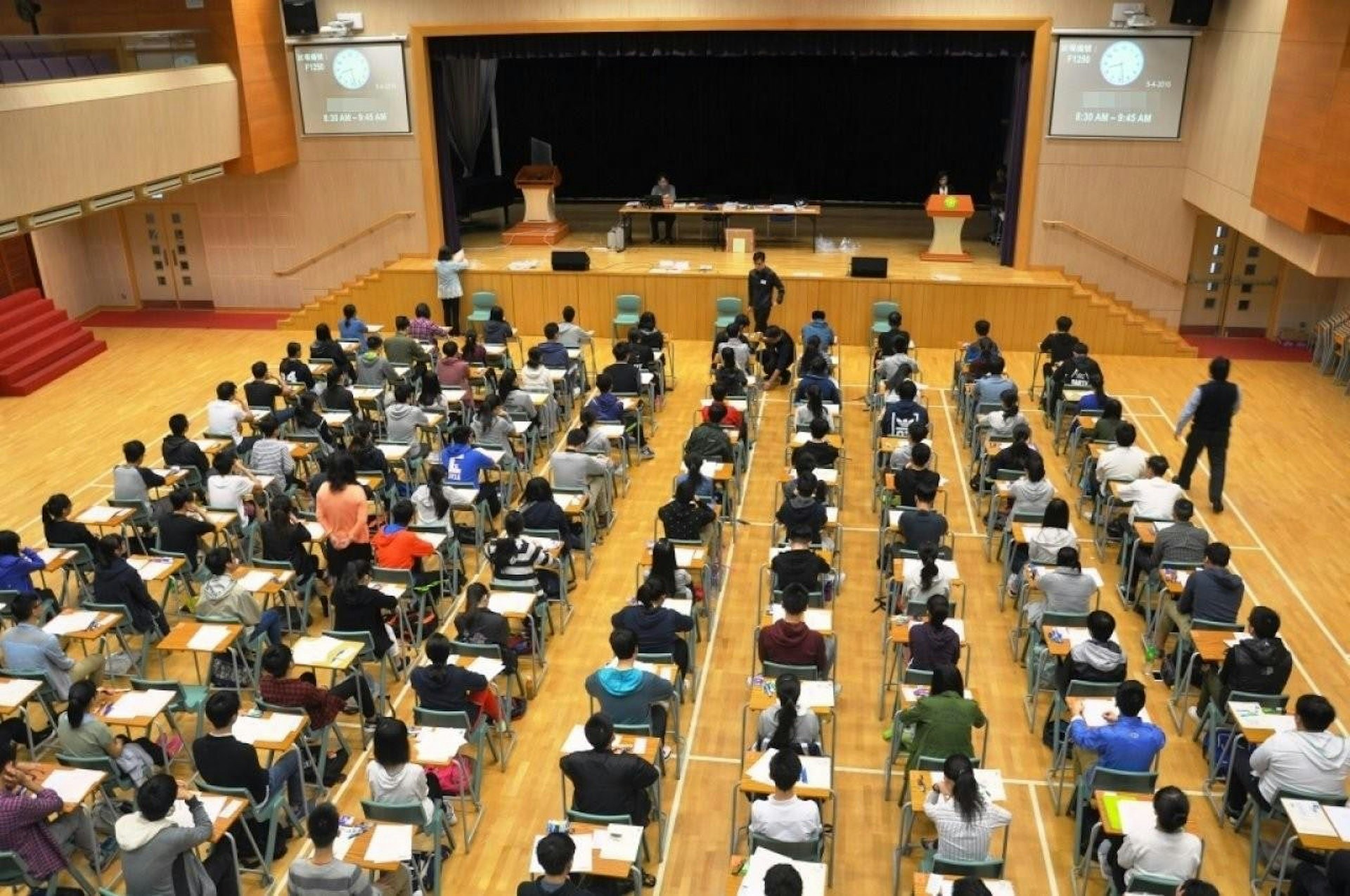 DSE考生正在查看成绩单,考虑是否申请成绩复核