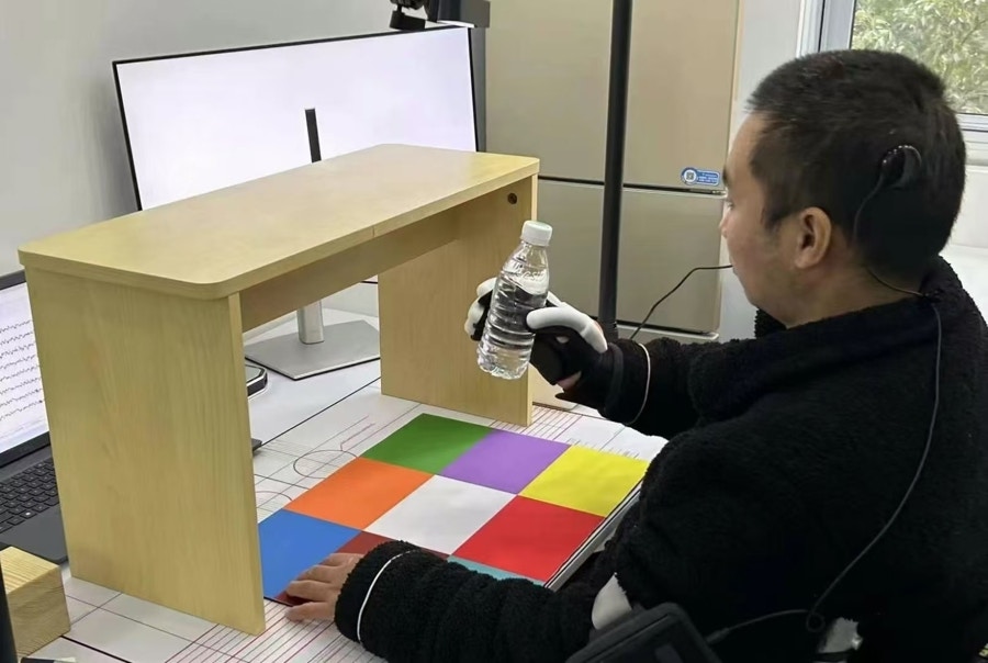 截瘫患者使用脑机接口抓握水瓶