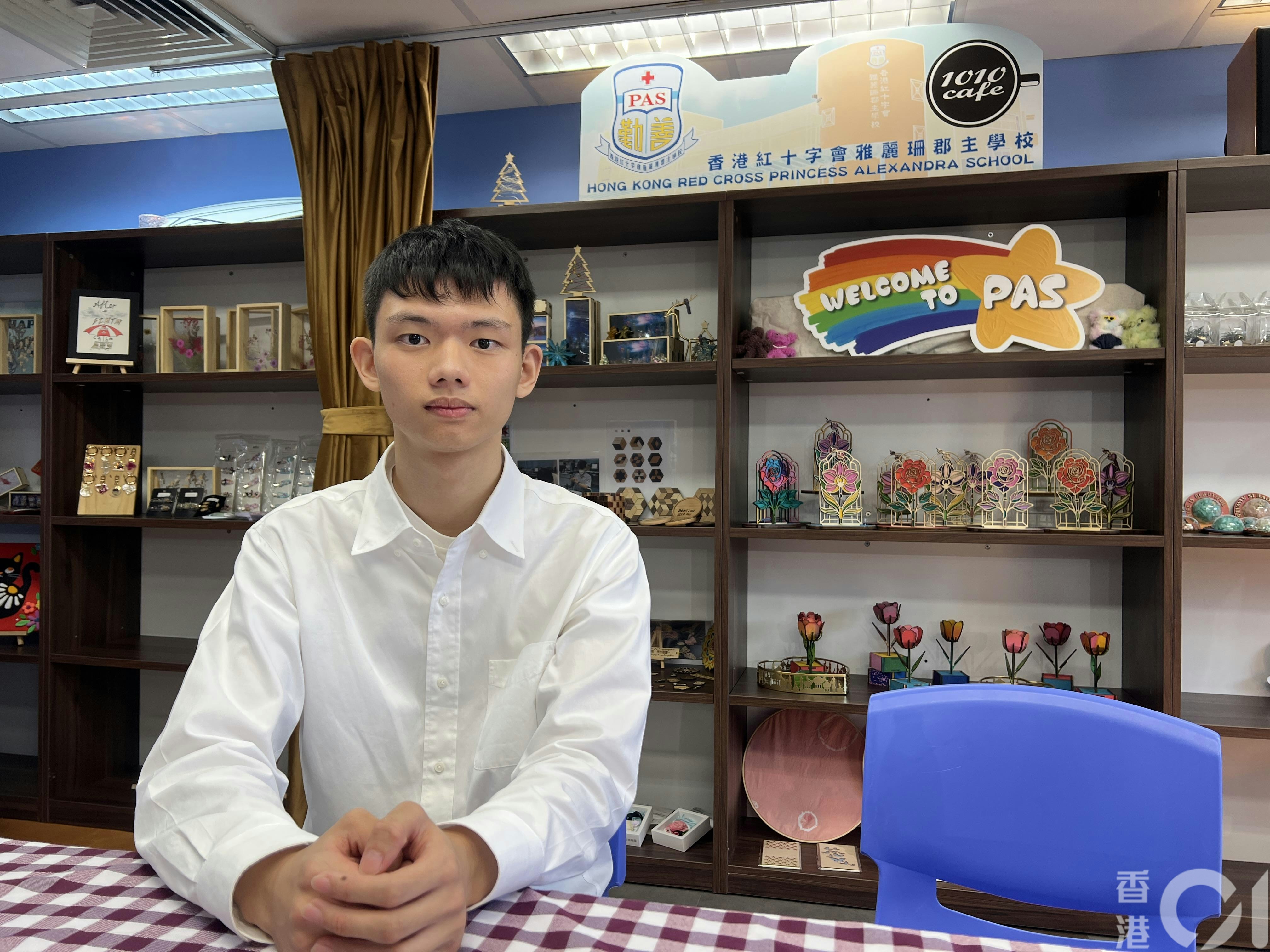 陈宇禧展示文凭试成绩单，证明特殊需要学生同样能取得学术成就