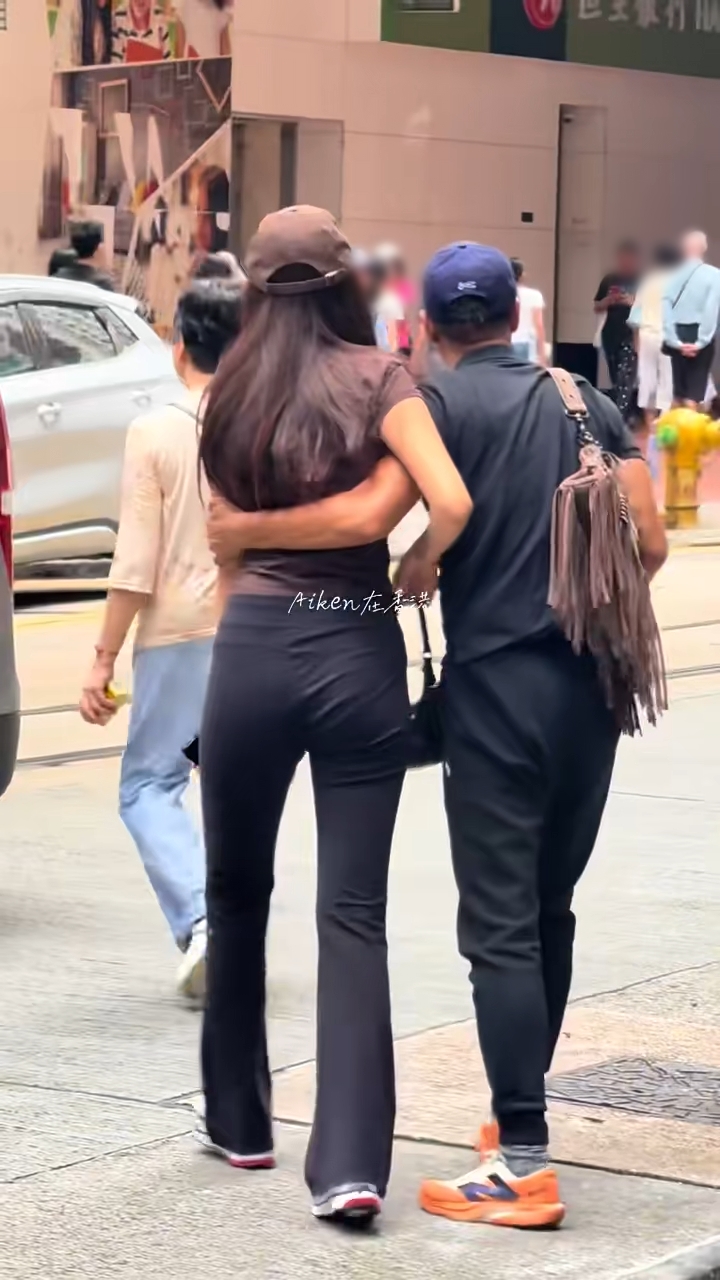 任达华与女儿亲密互动