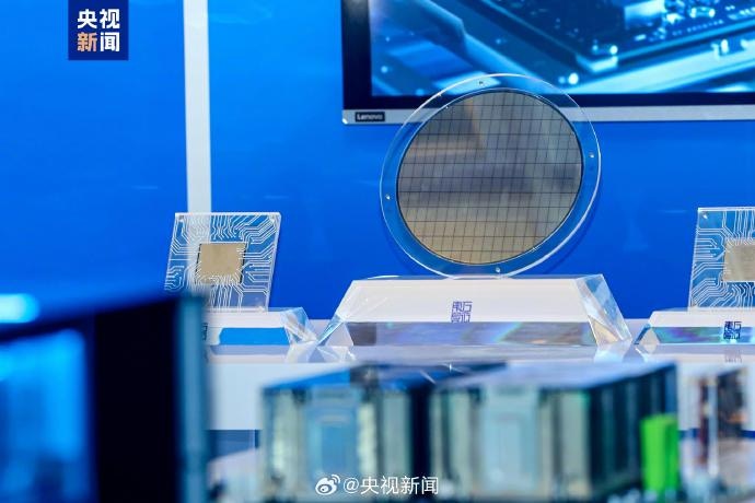 中国自主研发的三维近存计算AI芯片实物展示