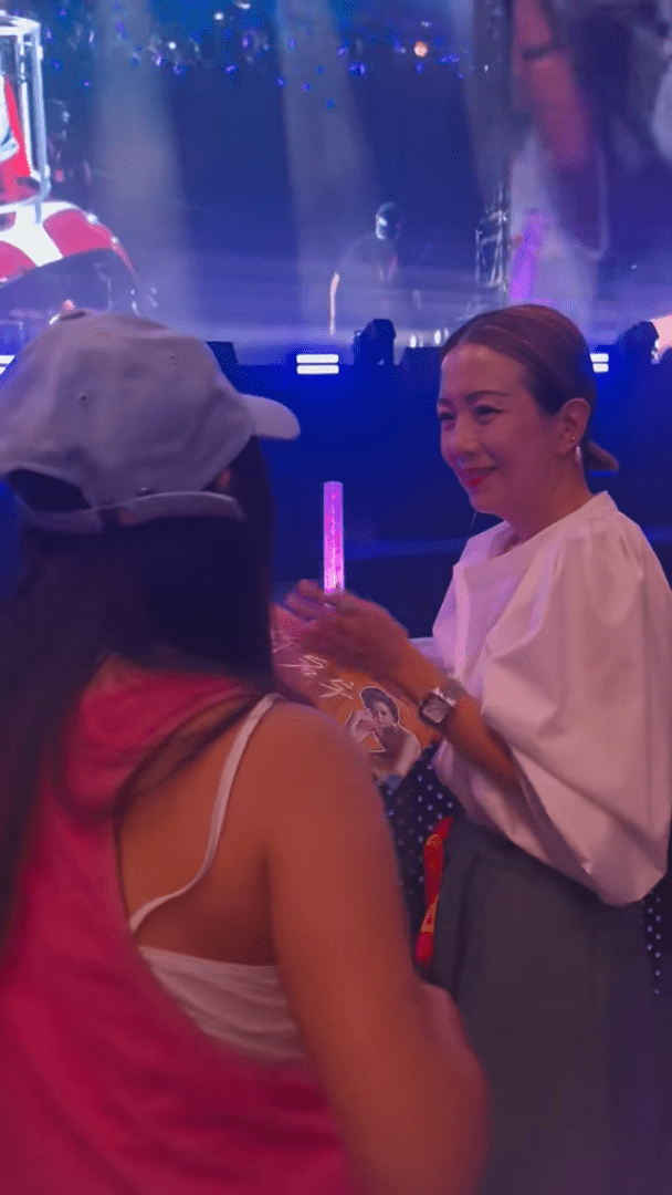郑秀文白衣家姐挥手致意