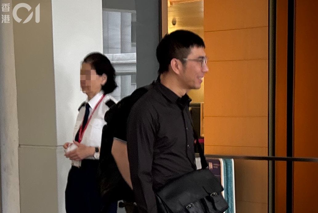 首被告吴耀伦(前)案发时是CHANEL青衣货仓的主管