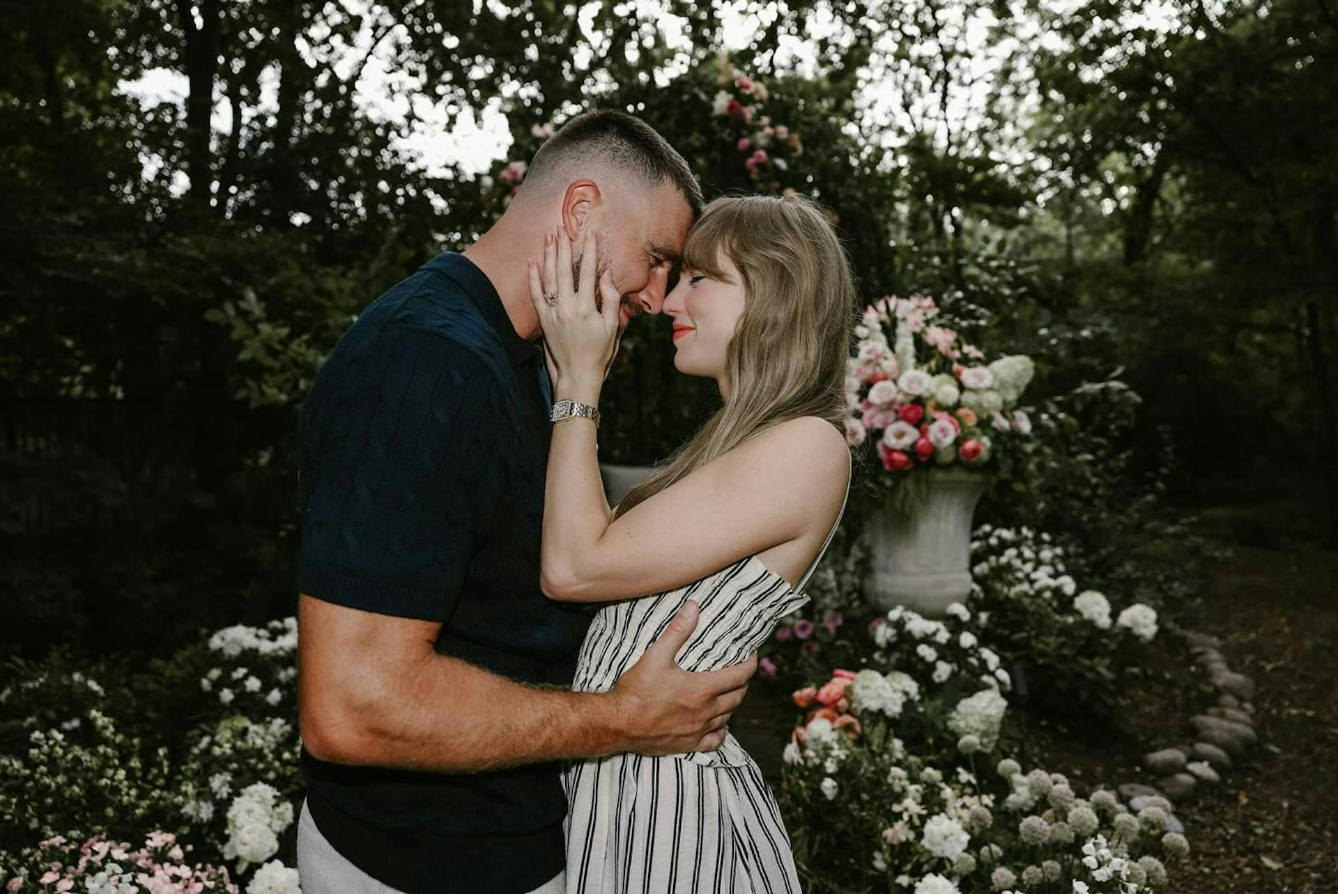 Taylor Swift与Travis Kelce去年8月订婚时的甜蜜合照