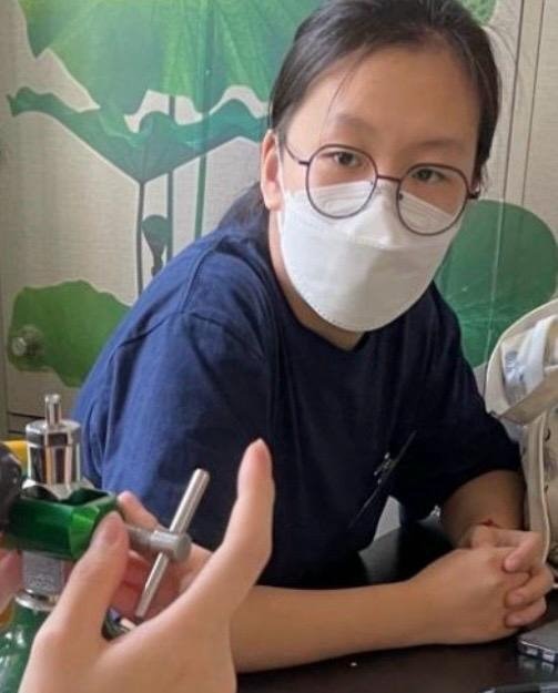 Zoe同学进行护理实操练习