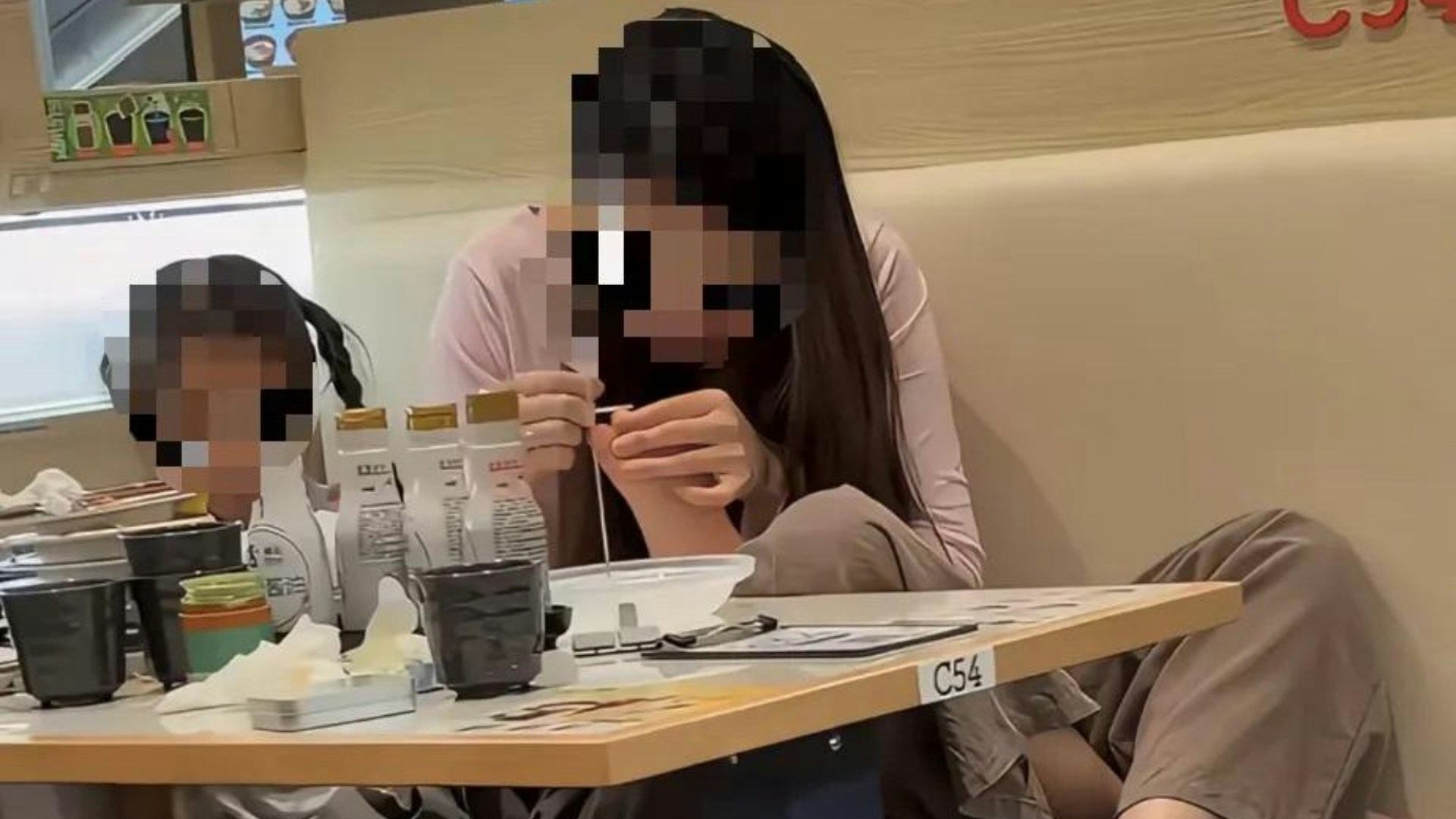 滨寿司扬州门店回应食客餐台锉脚甲事件|已劝阻并全面消毒