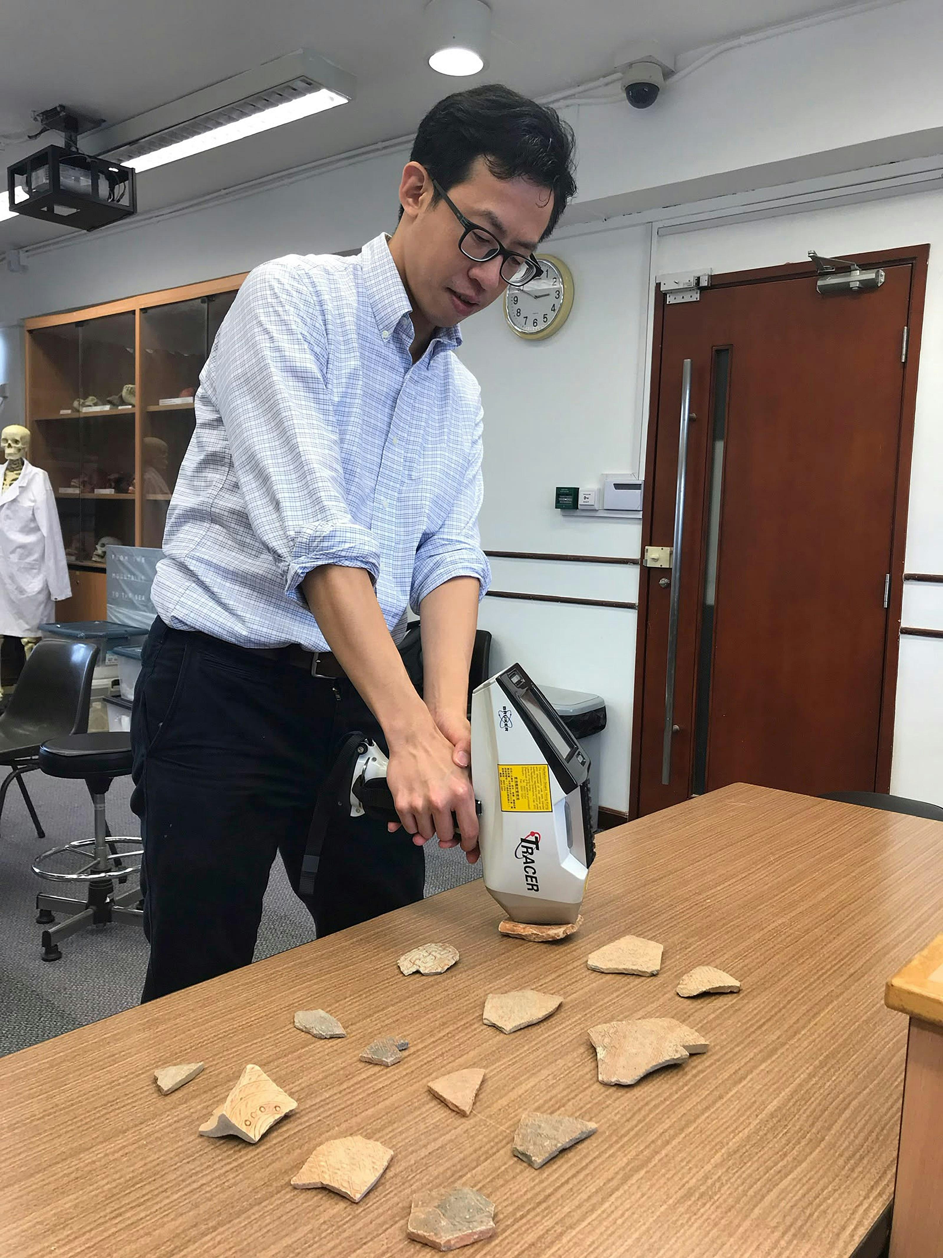 考古团队在乌兹别克斯坦遗址现场工作的场景,背景可见典型的中亚荒漠地貌