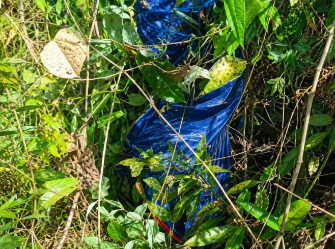 马来西亚警方在森林中发现被帆布包裹的遗体