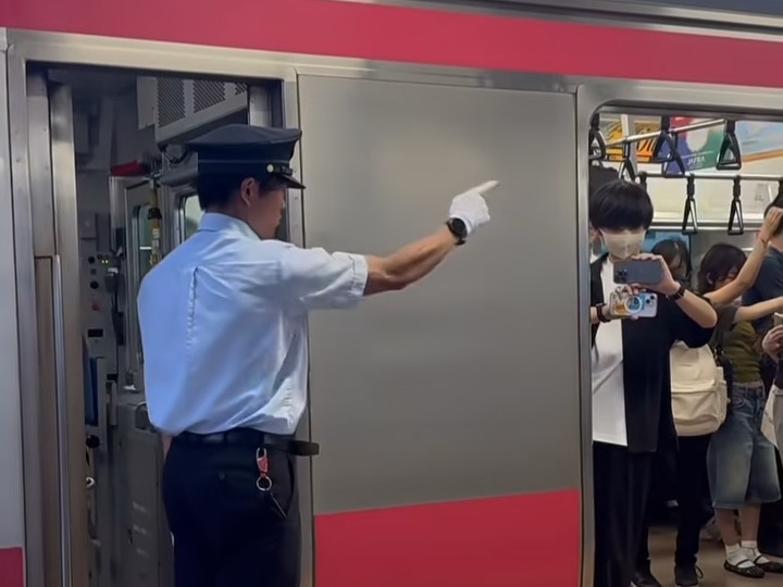 日本铁路员工进行指差确认