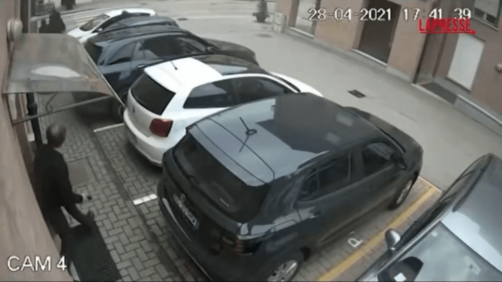 罗杰罗追出店铺