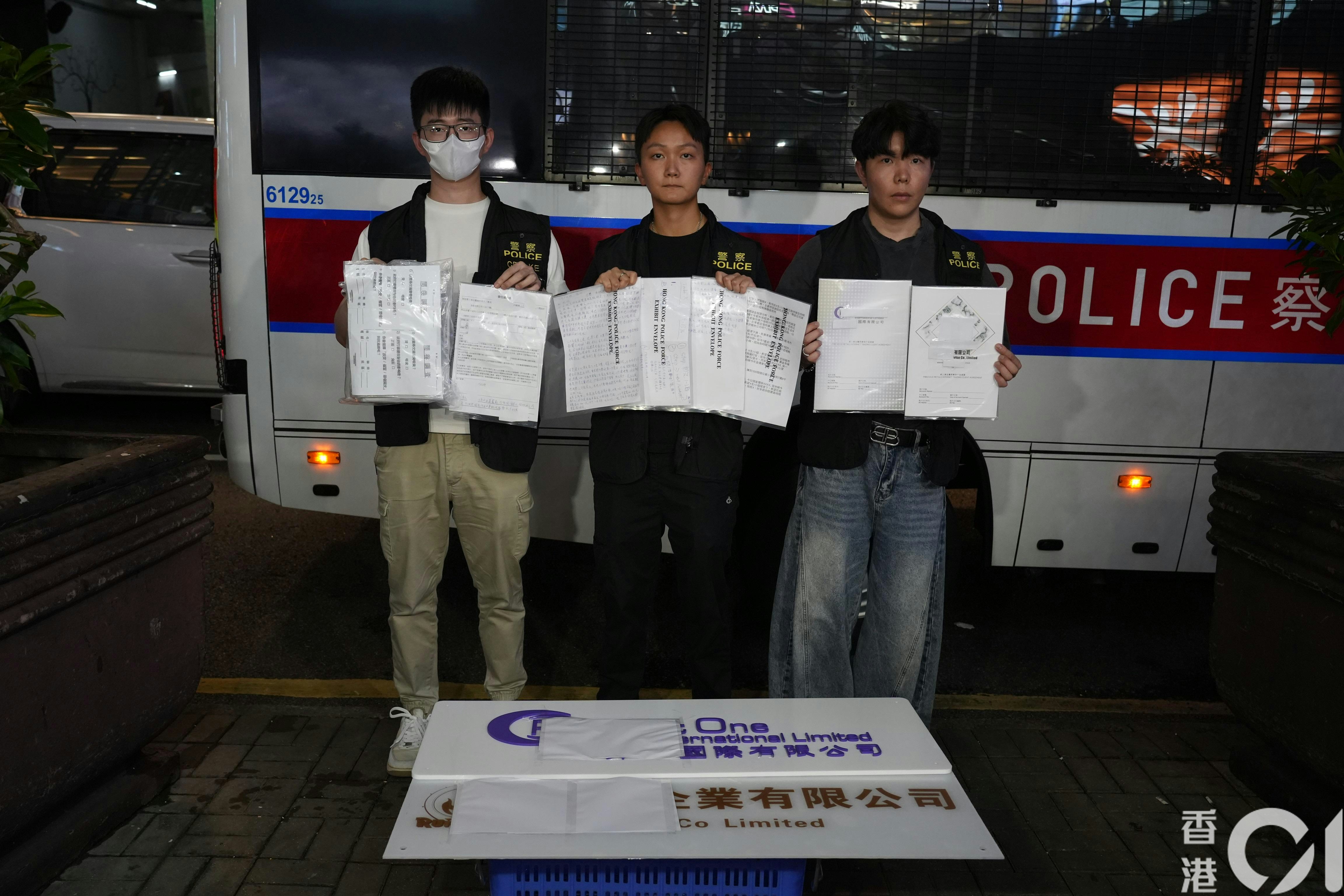 警以“串谋诈骗”及“洗黑钱”两罪，拘捕9人，包括集团主脑及多名骨干成员。（左朗星摄）