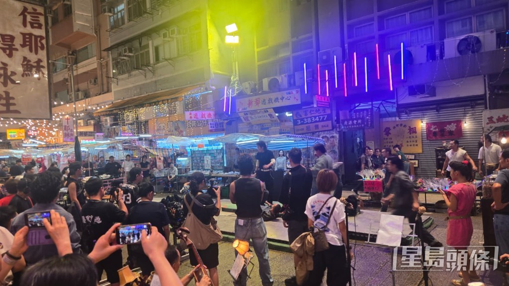 市民围观拍摄