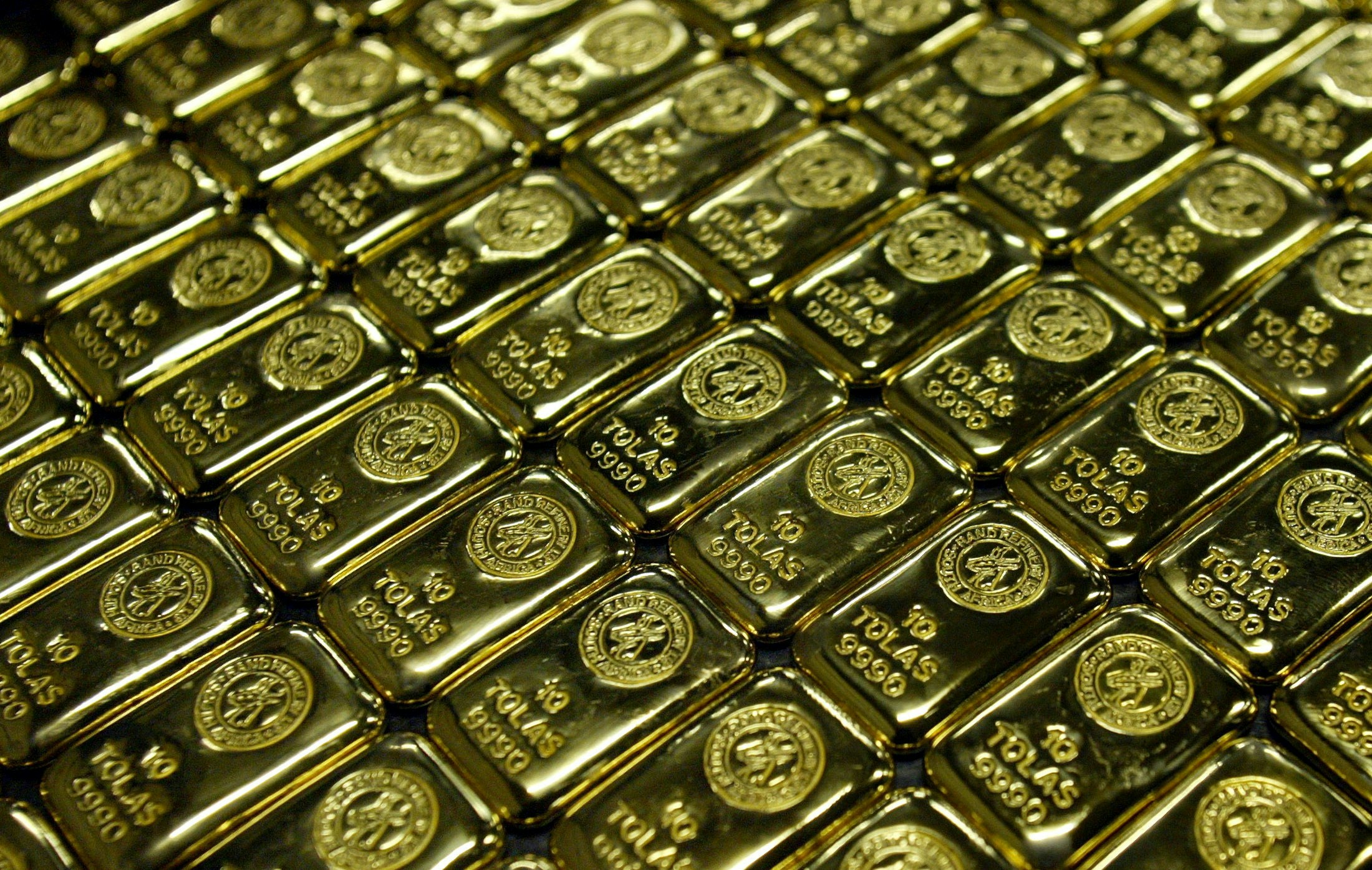 金价：图为2006 年5 月30 日，南非杰米斯顿（Germiston）的兰德精炼厂（Rand Refinery）展示的金条。（Reuters）