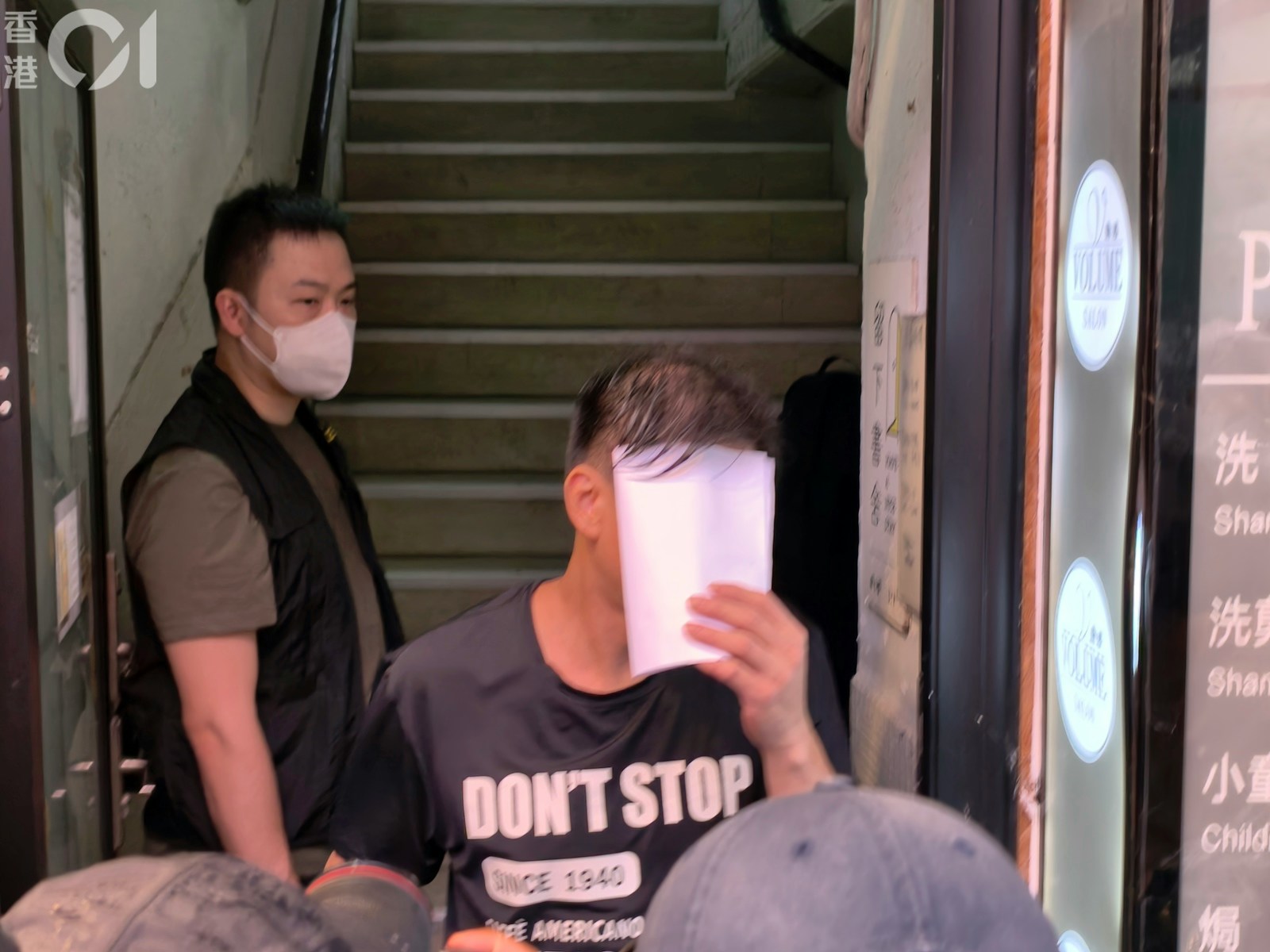 送货工人接受警方检查后离开