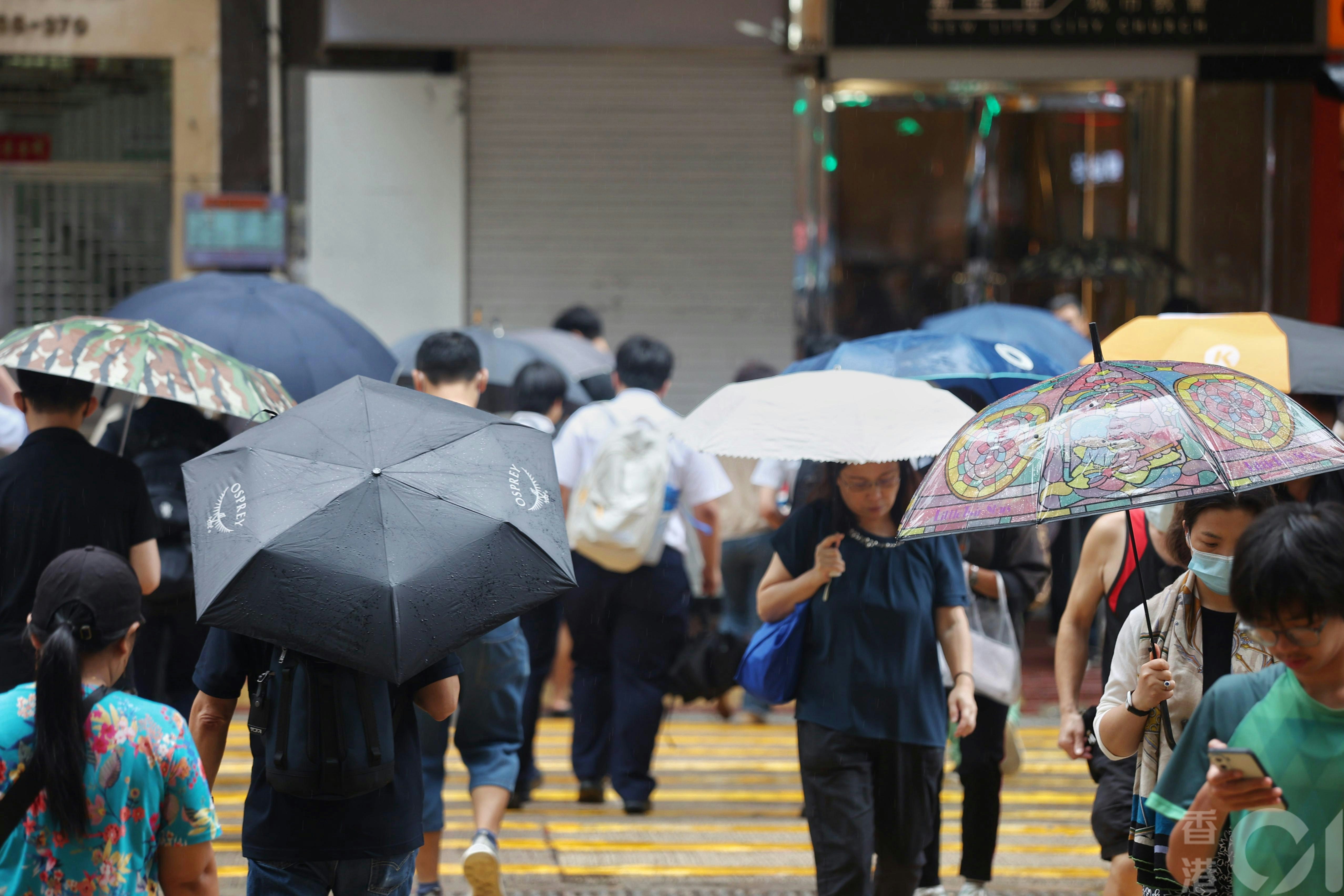 7月15日炮台山地区市民冒雨出行场景